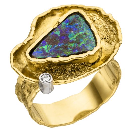 besonderer Goldring mit Opal und Brillant 0,04 ct.