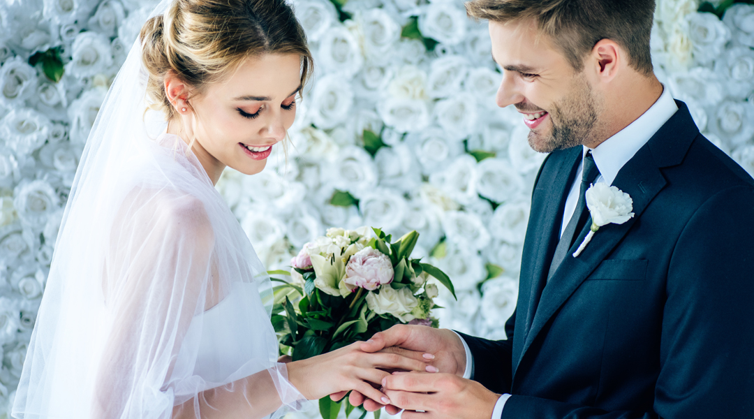Brautpaar mit Hochzeitsringe