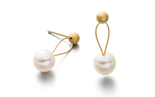 Perlen-Ohrschmuck am Ohr anschmiegsam